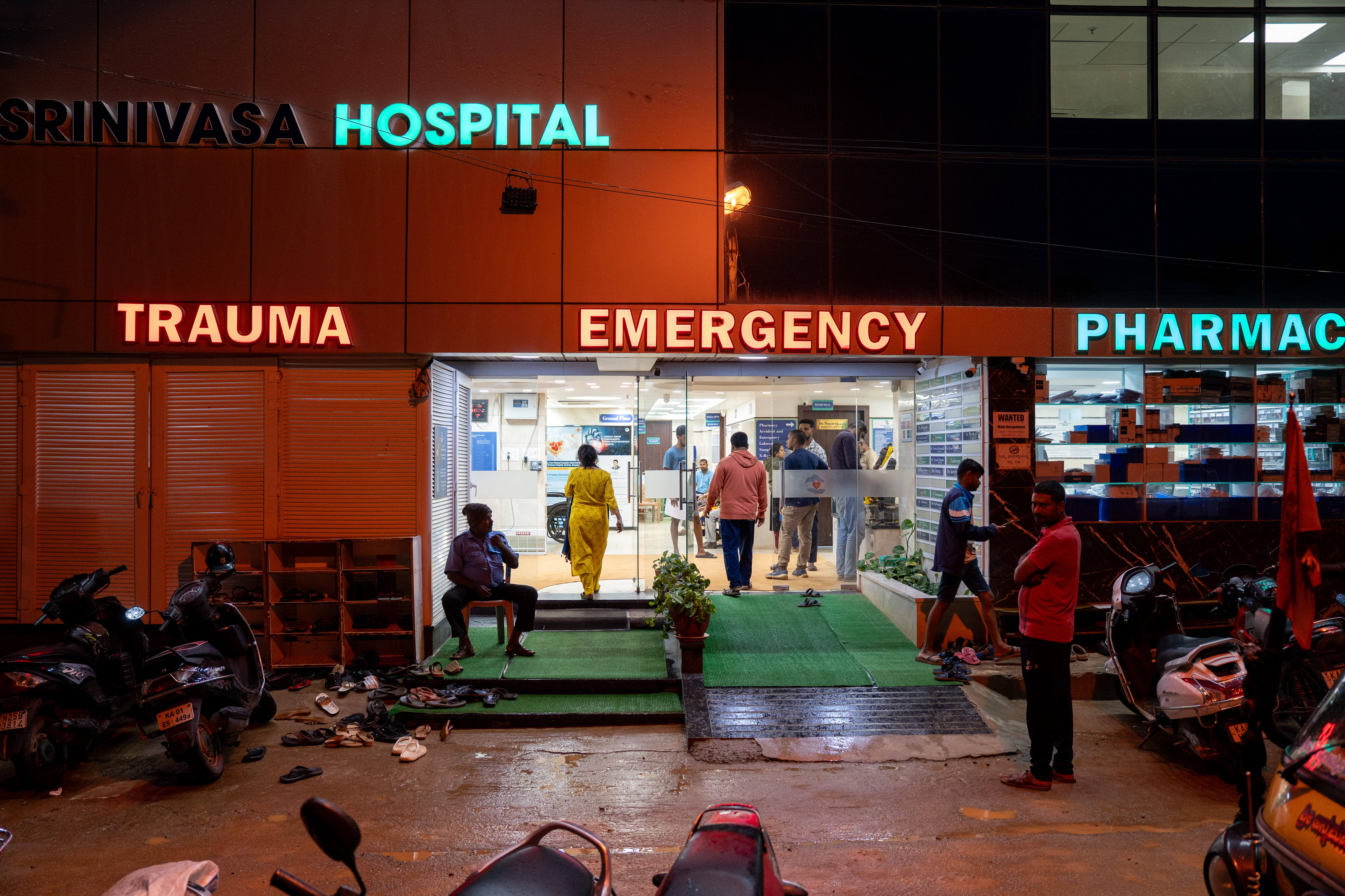 Srinivasa Hospital, Bengaluru, Karnataka, India. Many snakebite incidents in India occur at night, often when people walk barefoot or sleep on the floor. Hospitals like Srinivasa remain on alert to provide urgent treatment for these preventable emergencies.
